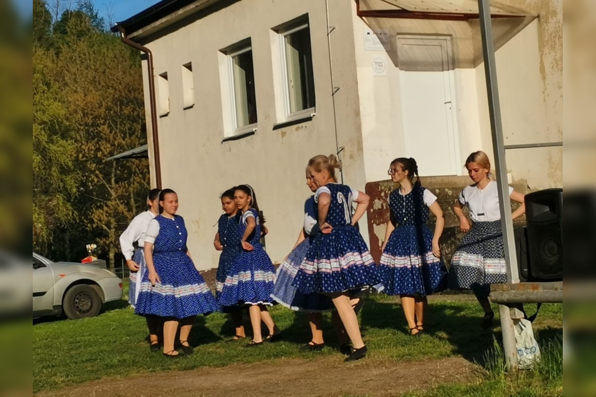 FOTO: Máje už stoja. Obce v Nitrianskom kraji ožili tradíciami, nechýbal spev ani plné námestia, foto 24