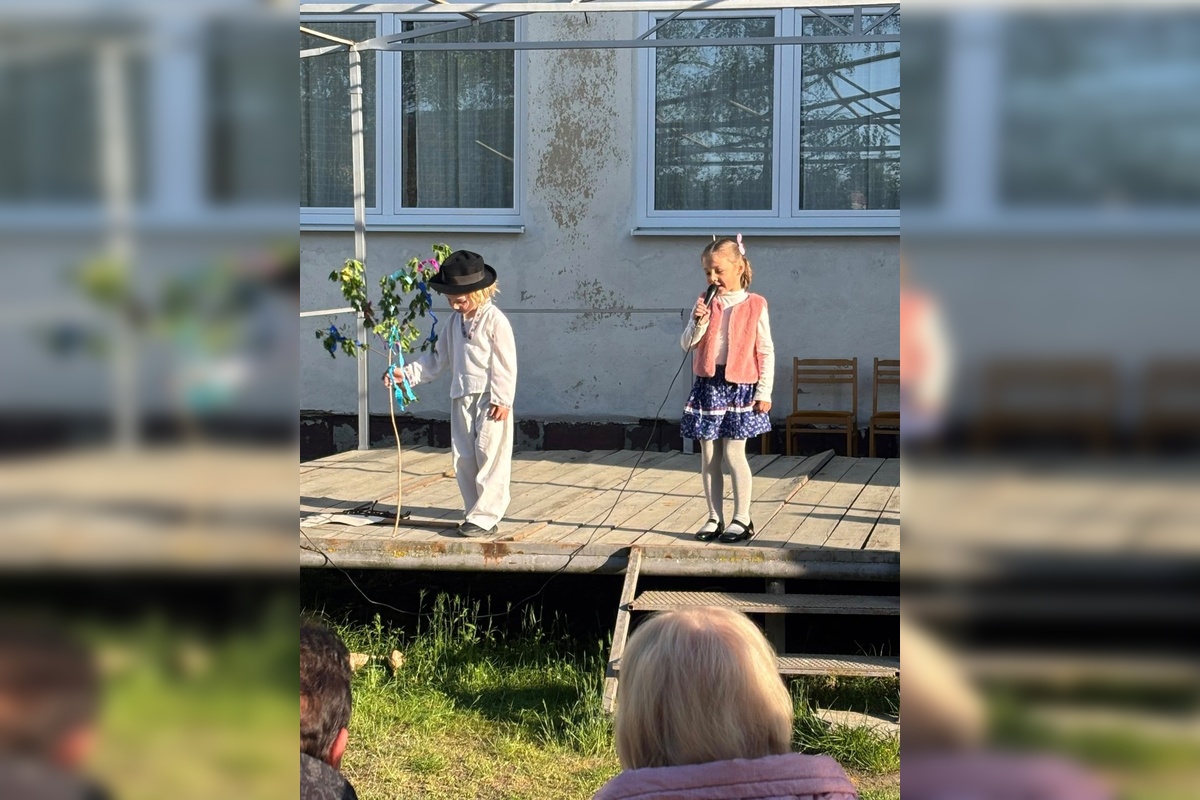 FOTO: Máje už stoja. Obce v Nitrianskom kraji ožili tradíciami, nechýbal spev ani plné námestia, foto 25
