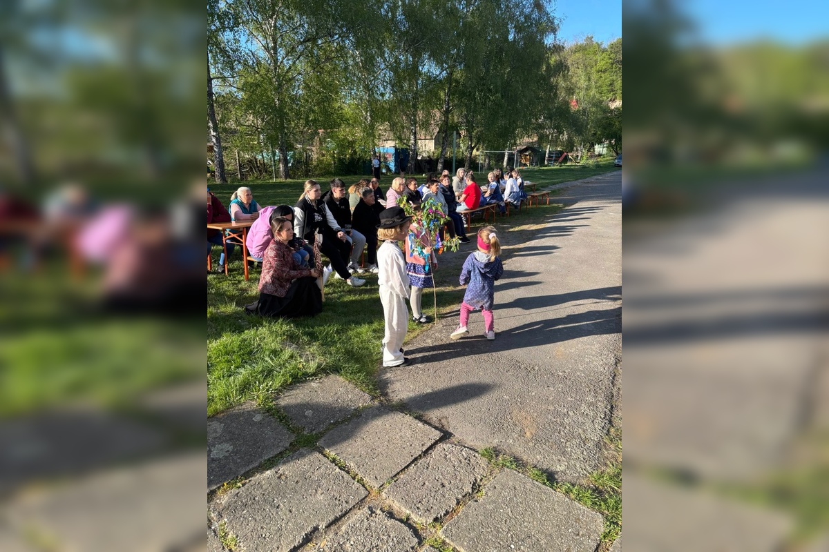 FOTO: Máje už stoja. Obce v Nitrianskom kraji ožili tradíciami, nechýbal spev ani plné námestia, foto 26