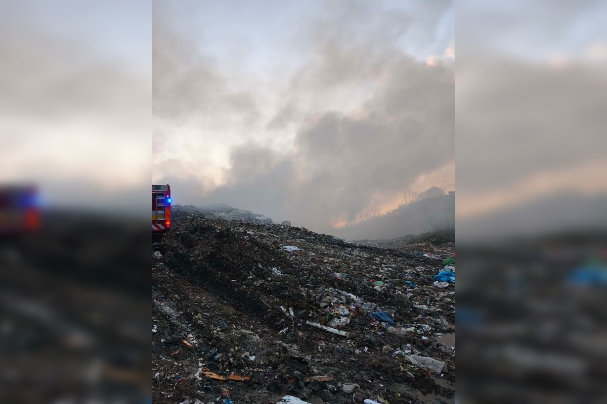 FOTO: Požiar skládky odpadu v obci Bajtava, foto 2
