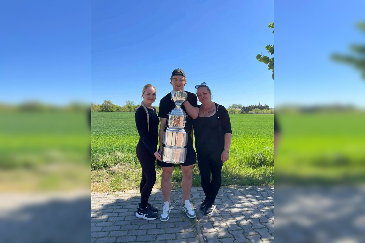 FOTO: Nitriansky hokejista priniesol trofej na hrob zosnulých fanúšikov, foto 1
