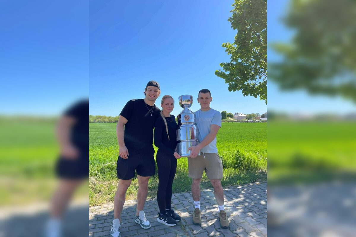 FOTO: Nitriansky hokejista priniesol trofej na hrob zosnulých fanúšikov, foto 3