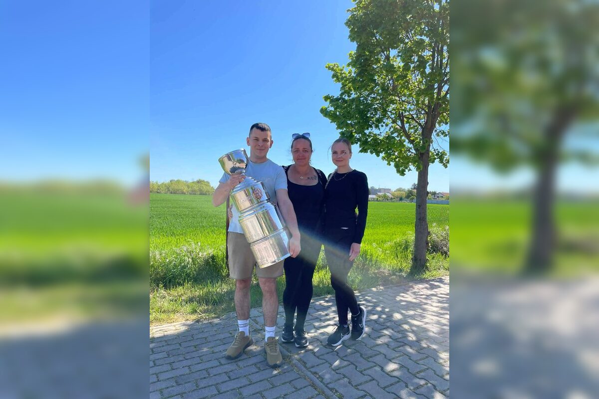FOTO: Nitriansky hokejista priniesol trofej na hrob zosnulých fanúšikov, foto 4