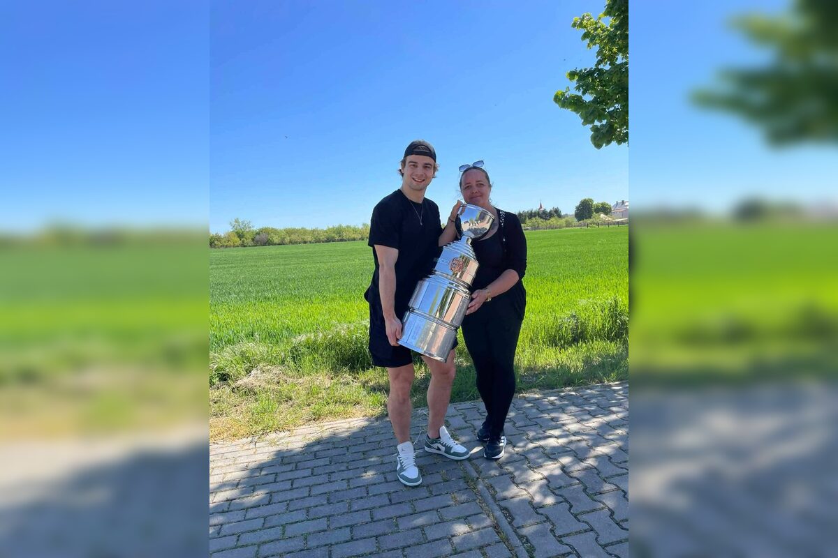 FOTO: Nitriansky hokejista priniesol trofej na hrob zosnulých fanúšikov, foto 5