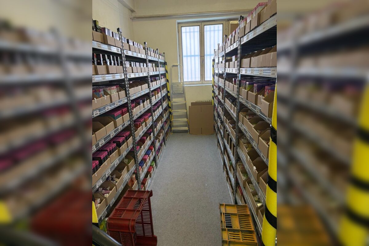 FOTO: Colníci odhalili v Náne nelegálny sklad plný e-cigariet , foto 2