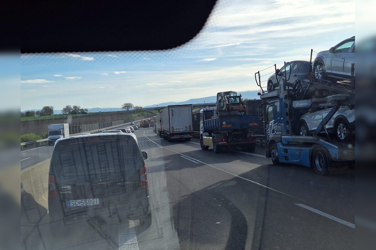 FOTO: Na R1 pred Beladicami došlo k zrážke, tvoria sa kolóny, foto 1