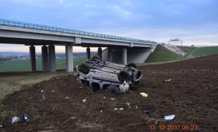 Vodič takto pristál po páde z mosta, nafúkal totiž 1,5 promile 