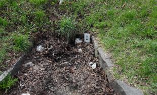  Dvaja muži vykradli predajňu v Leviciach, čo neminuli zakopali v zemi, polícia tu našla 1 600 eur