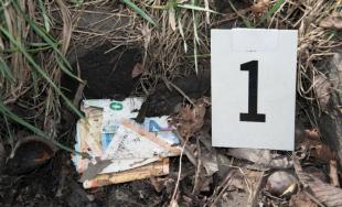  Dvaja muži vykradli predajňu v Leviciach, čo neminuli zakopali v zemi, polícia tu našla 1 600 eur