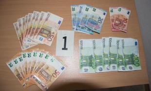  Dvaja muži vykradli predajňu v Leviciach, čo neminuli zakopali v zemi, polícia tu našla 1 600 eur