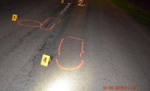 Tragická nehoda! Vodič kamióna zrazil muža ležiaceho v strede cesty, 47-ročný muž zrážku neprežil