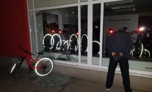 Chytený priamo pri čine:Muž kradol v obchode s bicyklami, ujsť sa mu vďaka zásahu polície nepodarilo