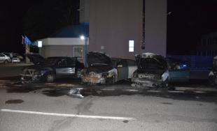 V Nitre horeli autá, páchateľ ich polial horľavou zmesou