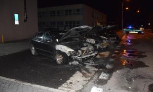 V Nitre horeli autá, páchateľ ich polial horľavou zmesou