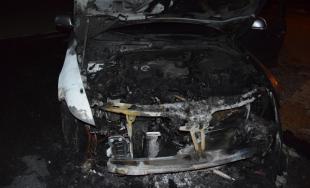 V Nitre horeli autá, páchateľ ich polial horľavou zmesou