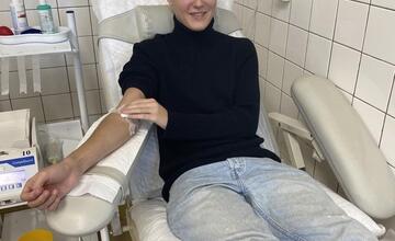 FOTO: Študenti Gymnázia v Nových Zámkoch spoločne darovali krv