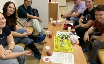 FOTO: Študenti Gymnázia v Nových Zámkoch spoločne darovali krv