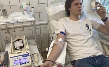FOTO: Študenti Gymnázia v Nových Zámkoch spoločne darovali krv