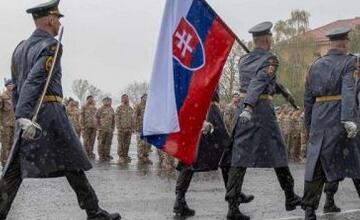 FOTO: Slávnostné privítanie vojakov a vojačiek zo zahraničných misií v Leviciach