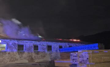 FOTO: Požiar výrobnej haly v obci Skýcov