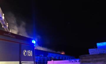 FOTO: Požiar výrobnej haly v obci Skýcov