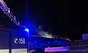 FOTO: Požiar výrobnej haly v obci Skýcov