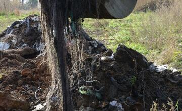 FOTO: Enviropolícia našla v Lužanoch nelegálnu skládku odpadu