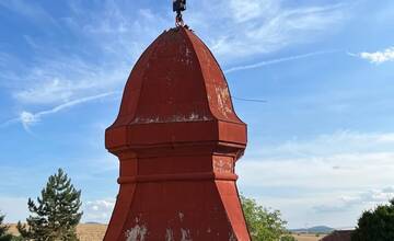 FOTO: Vežička kostola v Krásne má novú helmicu