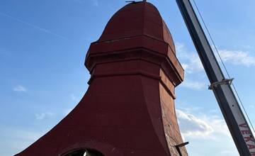 FOTO: Vežička kostola v Krásne má novú helmicu