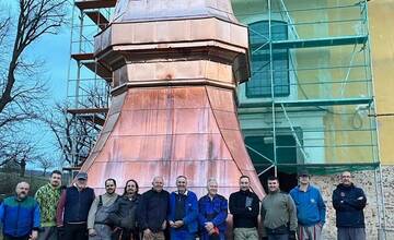 FOTO: Vežička kostola v Krásne má novú helmicu