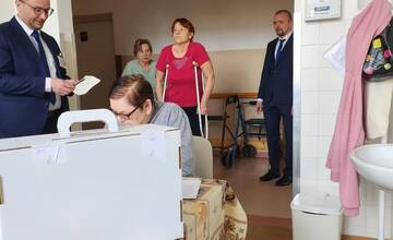 FOTO: Svoj hlas odovzdali vo voľbách aj pacienti nitrianske nemocnice