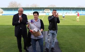 FOTO: FK Slovan Duslo Šaľa sa krásne rozlúčil s pani upratovačkou, ktorá odišla do dôchodku