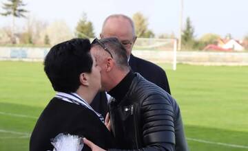 FOTO: FK Slovan Duslo Šaľa sa krásne rozlúčil s pani upratovačkou, ktorá odišla do dôchodku