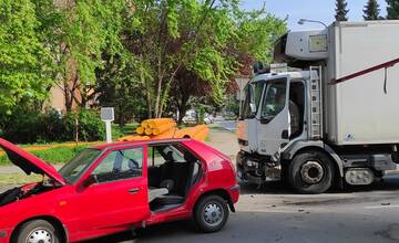 FOTO: Zrážka nákladiaka s autom obmedzila premávku v Zlatých Moravciach