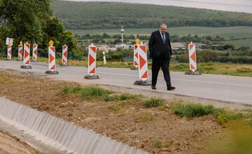 FOTO: Zosuv cesty v Žiranoch spomalila betónová priekopa