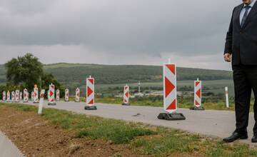 FOTO: Zosuv cesty v Žiranoch spomalila betónová priekopa