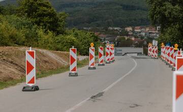 FOTO: Zosuv cesty v Žiranoch spomalila betónová priekopa