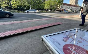 FOTO: V prístreškoch MHD v Nite vymieňali reklamné panely