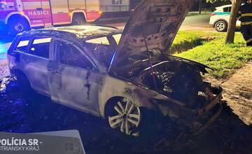 FOTO: V Trnovci nad Váhom zhorelo auto do tla, páchateľa chytili