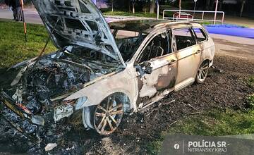 FOTO: V Trnovci nad Váhom zhorelo auto do tla, páchateľa chytili