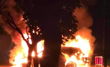 FOTO: V Trnovci nad Váhom zhorelo auto do tla, páchateľa chytili