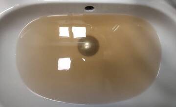 FOTO: V Nitre majú problémy s vodou, zmenila farbu na žltú