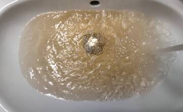 FOTO: V Nitre majú problémy s vodou, zmenila farbu na žltú