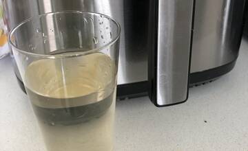 FOTO: V Nitre majú problémy s vodou, zmenila farbu na žltú