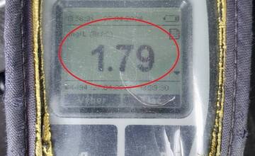 FOTO: Kuriózna kolízia cyklistu a zaparkovaného auta vo Veľkom Cetíne