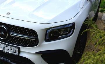 FOTO: Kuriózna kolízia cyklistu a zaparkovaného auta vo Veľkom Cetíne