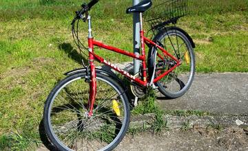 FOTO: Kuriózna kolízia cyklistu a zaparkovaného auta vo Veľkom Cetíne