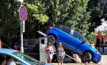 FOTO: Kuriózna nehoda na parkovisku v Topoľčanoch