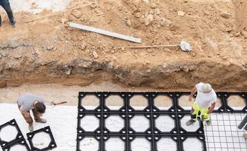 FOTO: Na pešej zóne v Nitre inštalujú koreňový systém pre stromy