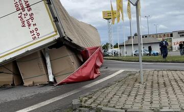 FOTO: Prevrátený kamión v Nových Zámkoch